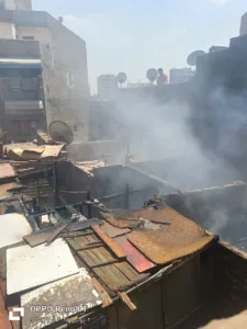السيطرة على حريق شب في عقار مكون من أربع طوابق بشبرا الخيمة - صور