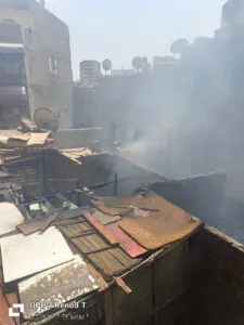 السيطرة على حريق شب في عقار مكون من أربع طوابق بشبرا الخيمة - صور