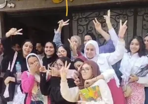 طلاب الإعدادية يحتفلون بانتهاء الامتحانات بالقليوبية