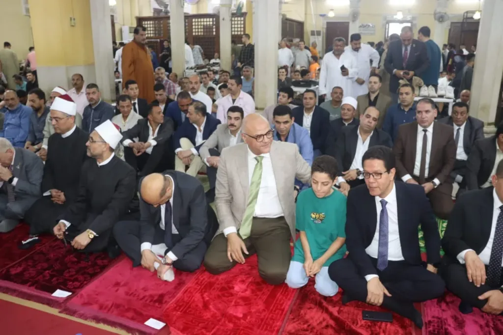 محافظ القليوبية يؤدي صلاة عيد الأضحى بمسجد ناصر ببنها - صور