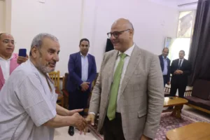 محافظ القليوبية يقدم التهنئة للمسنين ويقدم لهم الهدايا والورود - صور