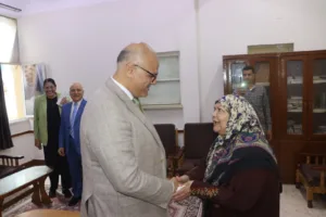 محافظ القليوبية يقدم التهنئة للمسنين ويقدم لهم الهدايا والورود - صور