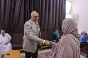 محافظ القليوبية يقدم التهنئة للمسنين ويقدم لهم الهدايا والورود - صور