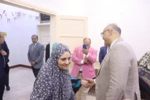 محافظ القليوبية يقدم التهنئة للمسنين ويقدم لهم الهدايا والورود - صور