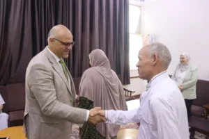 محافظ القليوبية يقدم التهنئة للمسنين ويقدم لهم الهدايا والورود - صور