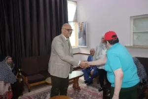 محافظ القليوبية يقدم التهنئة للمسنين ويقدم لهم الهدايا والورود - صور