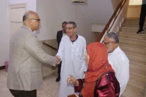 محافظ القليوبية يقدم التهنئة للمسنين ويقدم لهم الهدايا والورود - صور