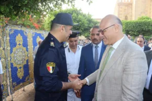 محافظ القليوبية يوزع الورود على الزائرين بمنطقة الكورنيش ببنها