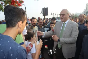 محافظ القليوبية يوزع الورود على الزائرين بمنطقة الكورنيش ببنها