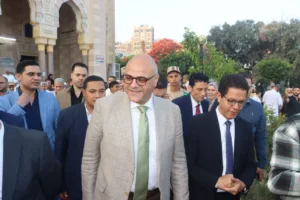 محافظ القليوبية يوزع الورود على الزائرين بمنطقة الكورنيش ببنها