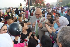 محافظ القليوبية يوزع الورود على الزائرين بمنطقة الكورنيش ببنها