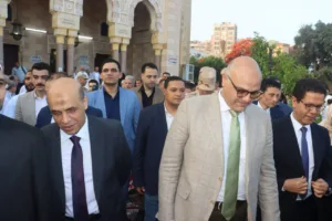 محافظ القليوبية يوزع الورود على الزائرين بمنطقة الكورنيش ببنها