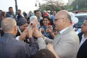 محافظ القليوبية يوزع الورود على الزائرين بمنطقة الكورنيش ببنها