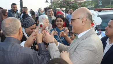 محافظ القليوبية يوزع الورود على الزائرين بمنطقة الكورنيش ببنها محافظ القليوبية يوزع الورود على الزائرين بمنطقة الكورنيش ببنها