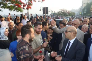 محافظ القليوبية يوزع الورود على الزائرين بمنطقة الكورنيش ببنها