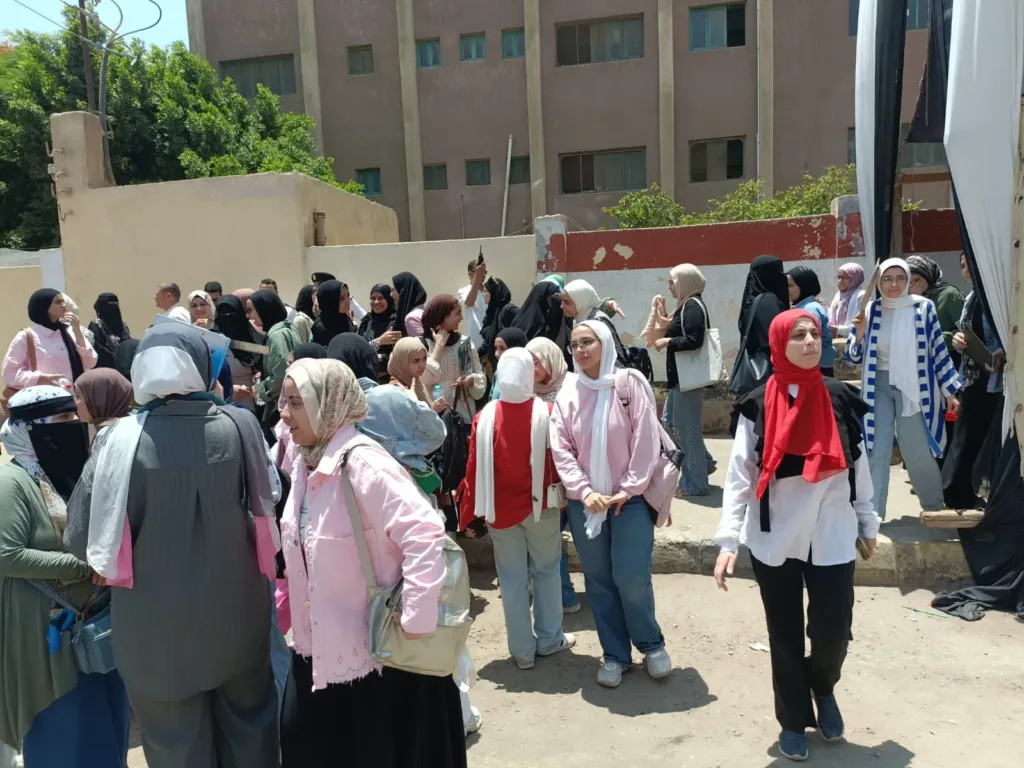 سعادة بين طلاب الثانوية العامة في أول أيام مارثون الامتحانات بالقليوبية - صور سعادة بين طلاب الثانوية العامة في أول أيام مارثون الامتحانات بالقليوبية - صور