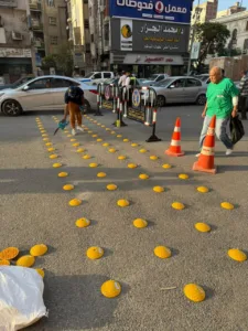 استجابة لمطالب المواطنين.. تركيب مطبات حديثة أمام مستشفى بنها الجامعي