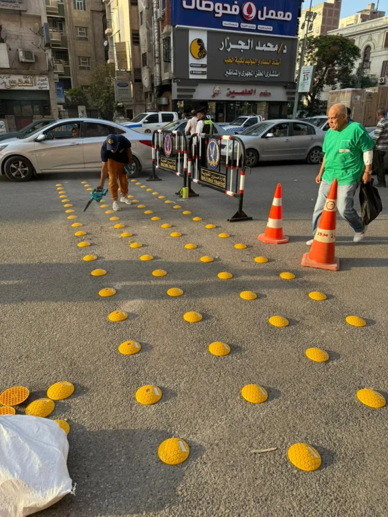 استجابة لمطالب المواطنين.. تركيب مطبات حديثة أمام مستشفى بنها الجامعي