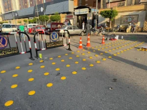 استجابة لمطالب المواطنين.. تركيب مطبات حديثة أمام مستشفى بنها الجامعي