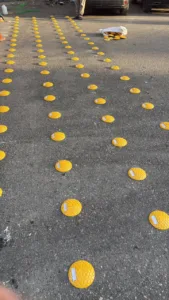 استجابة لمطالب المواطنين.. تركيب مطبات حديثة أمام مستشفى بنها الجامعي