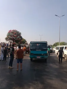 انقلاب سيارة محملة بمولدات كهرباء على الطريق الزراعي بالقليوبية - صور