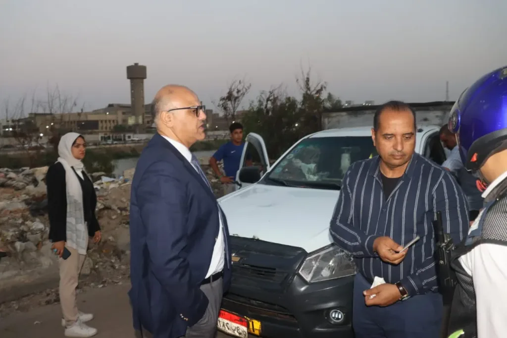 محافظ القليوبية يضبط سيارة تلقي مخلفات خطرة على طريق ترعة الاسماعيلية بشبرا الخيمة