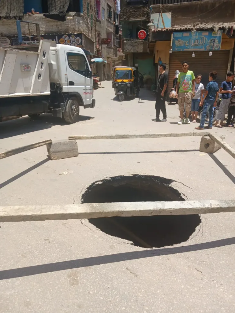 هبوط أرضي بمنطقة الشونة بحي غرب شبرا الخيمة هبوط أرضي بمنطقة الشونة بحي غرب شبرا الخيمة