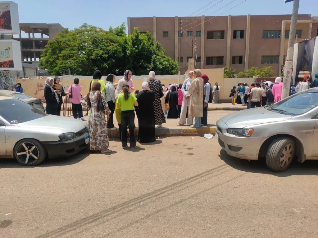 بكاء الطلاب من صعوبة امتحان النحو باللغة العربية للثانوية العامة بالقليوبية بكاء الطلاب من صعوبة امتحان النحو باللغة العربية للثانوية العامة بالقليوبية