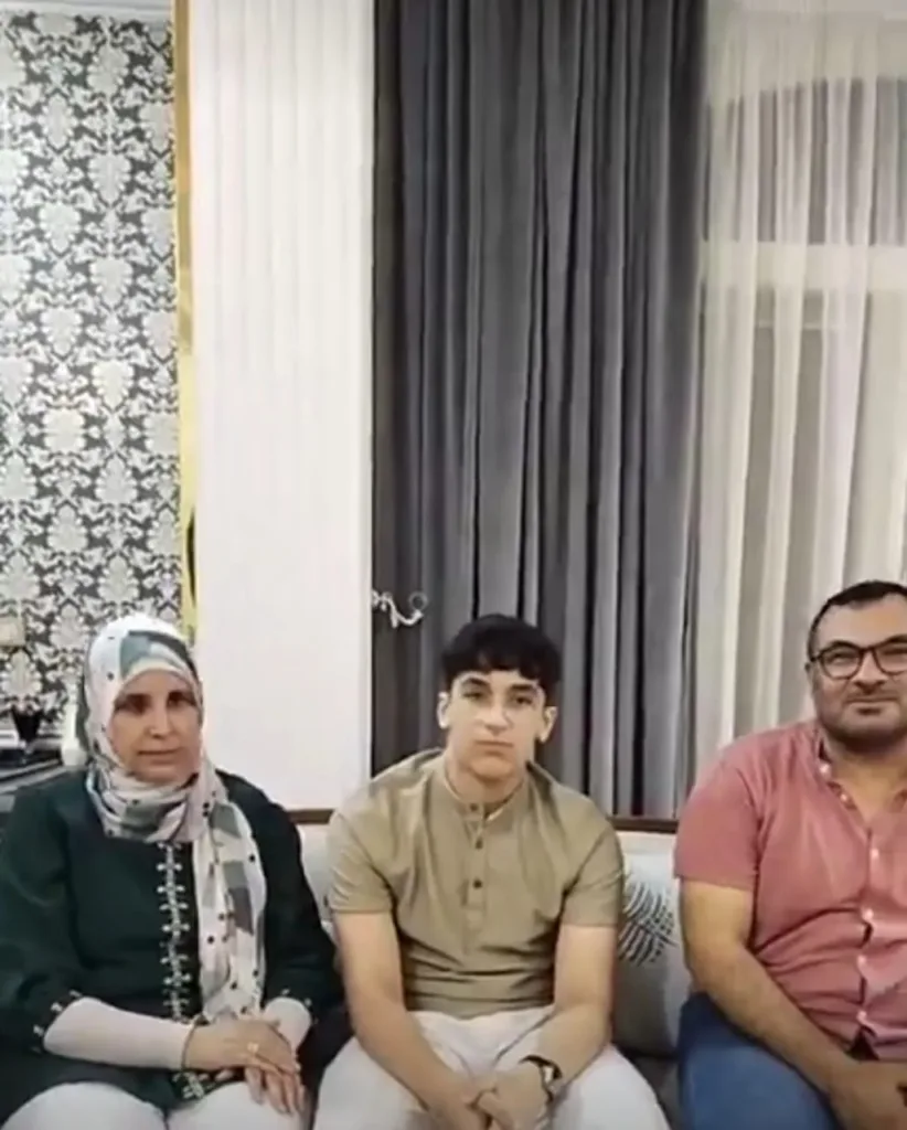 أبو زيد أحمد أبو زيد من مدارس الشبان الخاصة ببنها يحصد المركز الخامس مكرر في الشهادة الإعدادية بالقليوبية أبو زيد أحمد أبو زيد من مدارس الشبان الخاصة ببنها يحصد المركز الخامس مكرر في الشهادة الإعدادية بالقليوبية