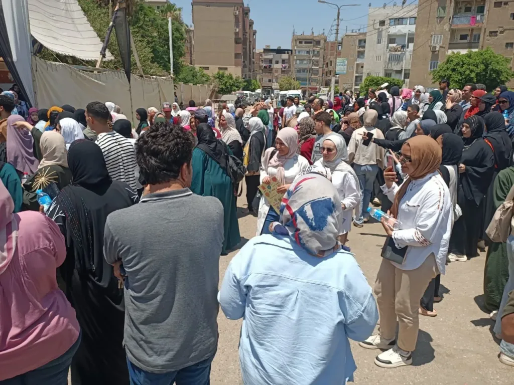 تباين آراء طلاب الثانوية العامة حول امتحان مادتي الفيزياء والتاريخ بالقليوبية - صور