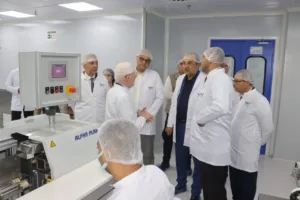 وزير قطاع الأعمال العام يتفقد تطوير مصانع "النصر للكيماويات الدوائية" - صور
