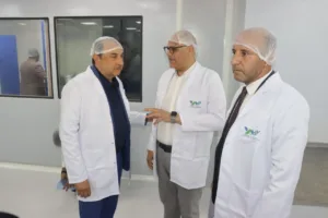 وزير قطاع الأعمال العام يتفقد تطوير مصانع "النصر للكيماويات الدوائية" - صور