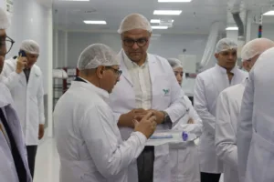 وزير قطاع الأعمال العام يتفقد تطوير مصانع "النصر للكيماويات الدوائية" - صور