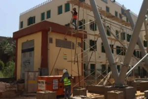 محافظ القليوبية يتابع الاستعدادات لتركيب كوبري المشاة الجديد بمحور العصار