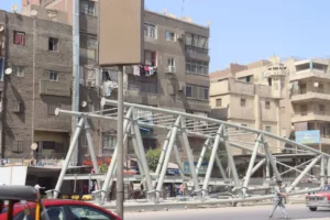 محافظ القليوبية يتابع الاستعدادات لتركيب كوبري المشاة الجديد بمحور العصار