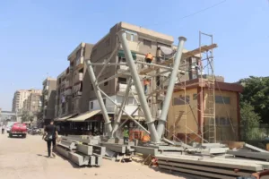 محافظ القليوبية يتابع الاستعدادات لتركيب كوبري المشاة الجديد بمحور العصار