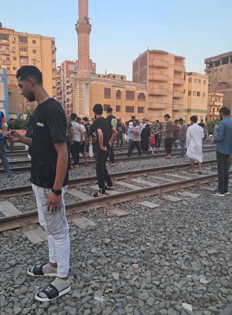 مصرع رجل وسيدة صدمهم قطار بطوخ - صور