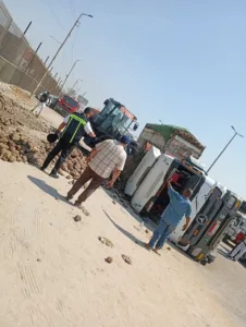 انقلاب سيارة نقل ثقيل محملة بالبنجر بالطريق الزراعي بالقليوبية