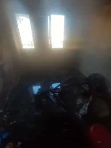 إصابة طفلين في حريق شقة سكنية ببنها - صور