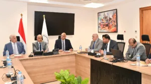 وزير الري يستقبل مستشار رئيس الجمهورية للتنمية المحلية ومحافظ القليوبية لمناقشة أعمال تطوير الكورنيش بالمحافظة