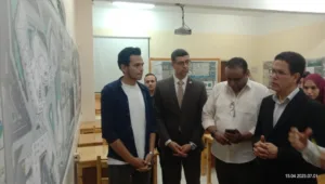 رئيس جامعة بنها يتفقد عدد من المشاريع الطلابية بكلية الهندسة ببنها