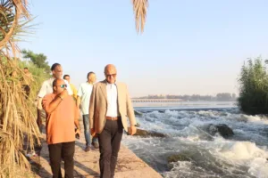 محافظ القليوبية يلتقي بسائحين أجانب خلال جولته بالقناطر الخيرية - صور