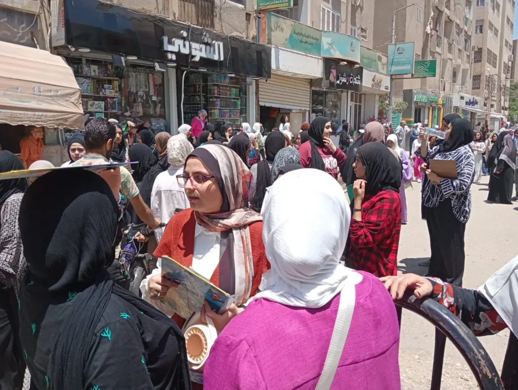 تباين آراء طلاب الثانوية العامة بالقليوبية حول امتحاني الكيمياء والجغرافيا تباين آراء طلاب الثانوية العامة بالقليوبية حول امتحاني الكيمياء والجغرافيا
