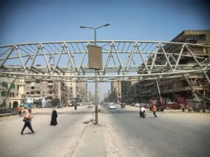 الانتهاء من تركيب كوبري المشاة الجديد بمحور العصار بشبرا الخيمة