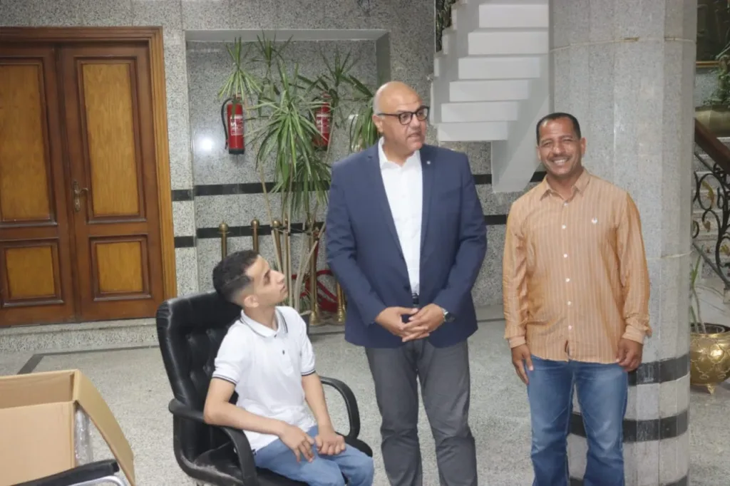 محافظ القليوبية يوفّر كرسيًا كهربائيًا لمواطن من ذوي الهمم