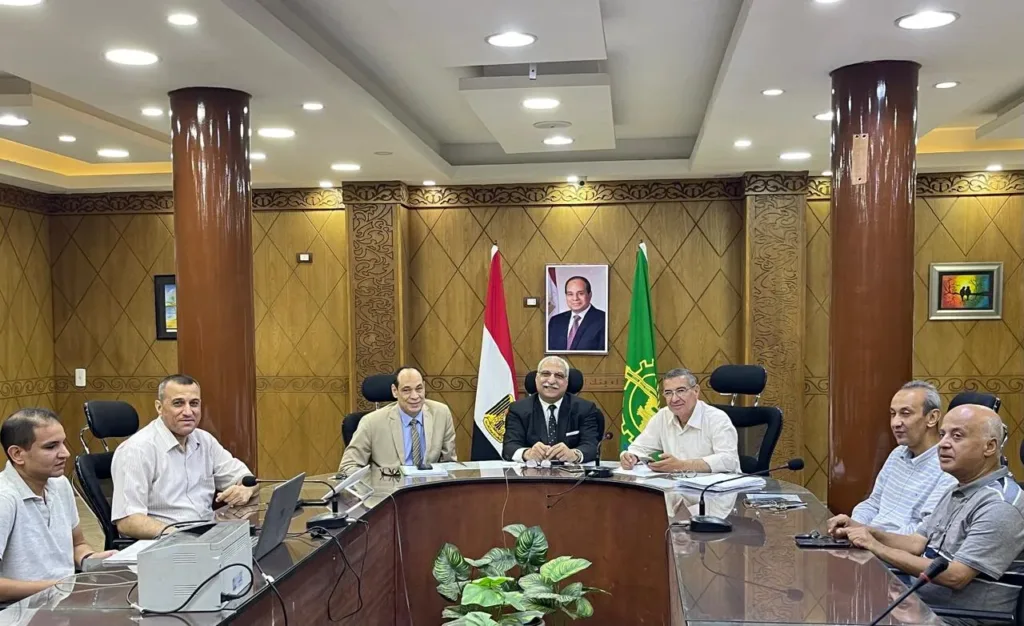 مدير تعليم القليوبية يتابع امتحانات الثانوية العامة "النظام القديم" من غرفة العمليات مدير تعليم القليوبية يتابع امتحانات الثانوية العامة "النظام القديم" من غرفة العمليات
