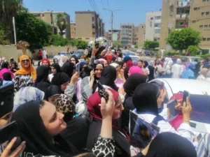 شماريخ وبلالين.. أبرز مظاهر احتفال طلاب الثانوية العامة بالقليوبية بختام الماراثون - صور