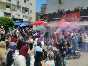 شماريخ وبلالين.. أبرز مظاهر احتفال طلاب الثانوية العامة بالقليوبية بختام الماراثون - صور
