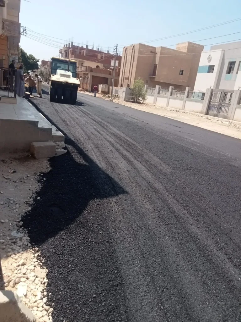 محافظ القليوبية يتابع رصف الطرق الداخلية بقرى شبين القناطر ضمن "حياة كريمة"