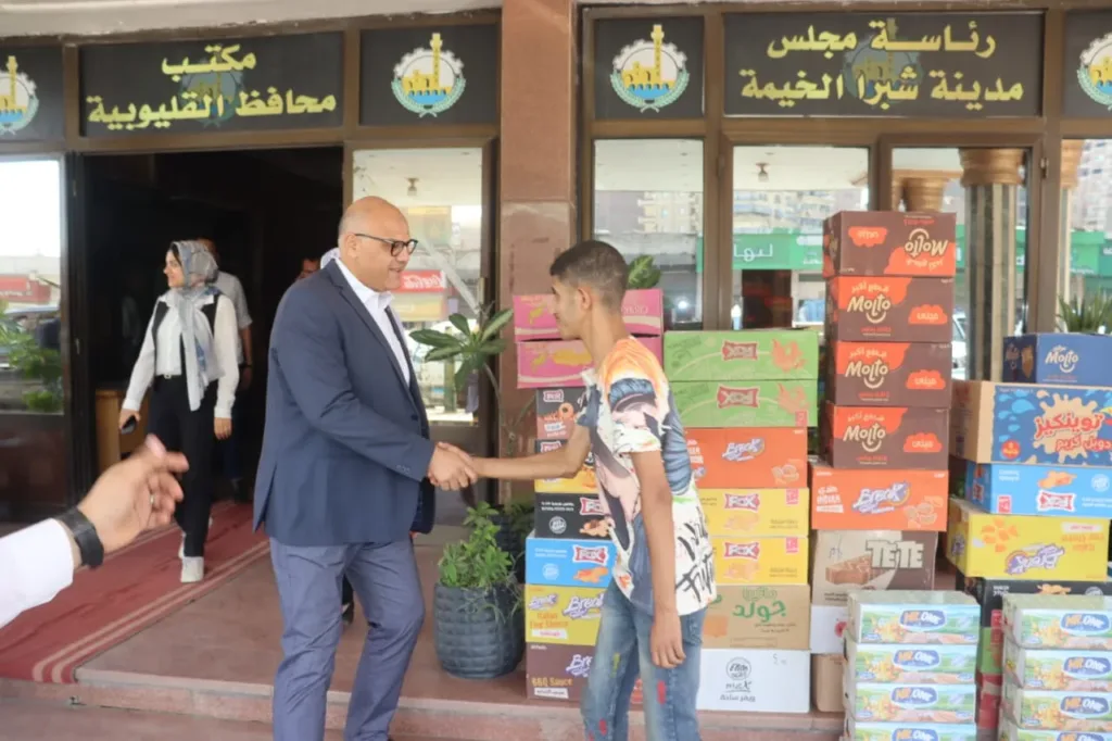محافظ القليوبية يستجيب لشاب ويوفر له دعمًا لمشروع صغير - صور
